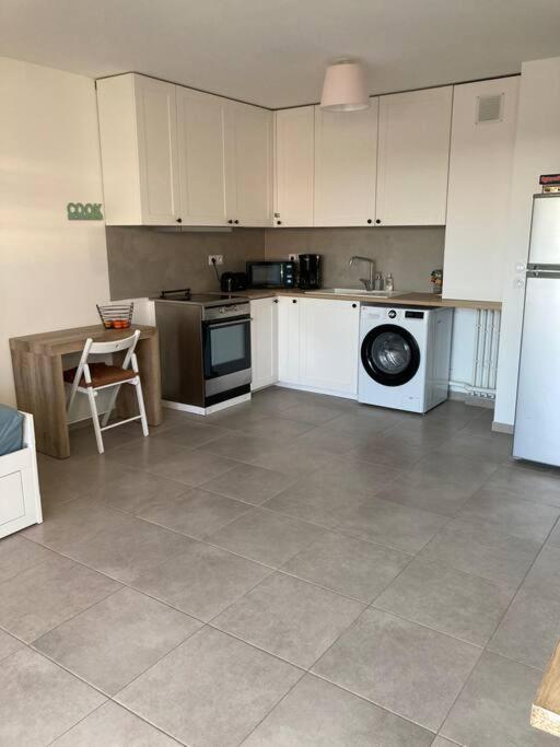 Appartement Rdc Avec Parking Prive La Fare-les-Oliviers Экстерьер фото
